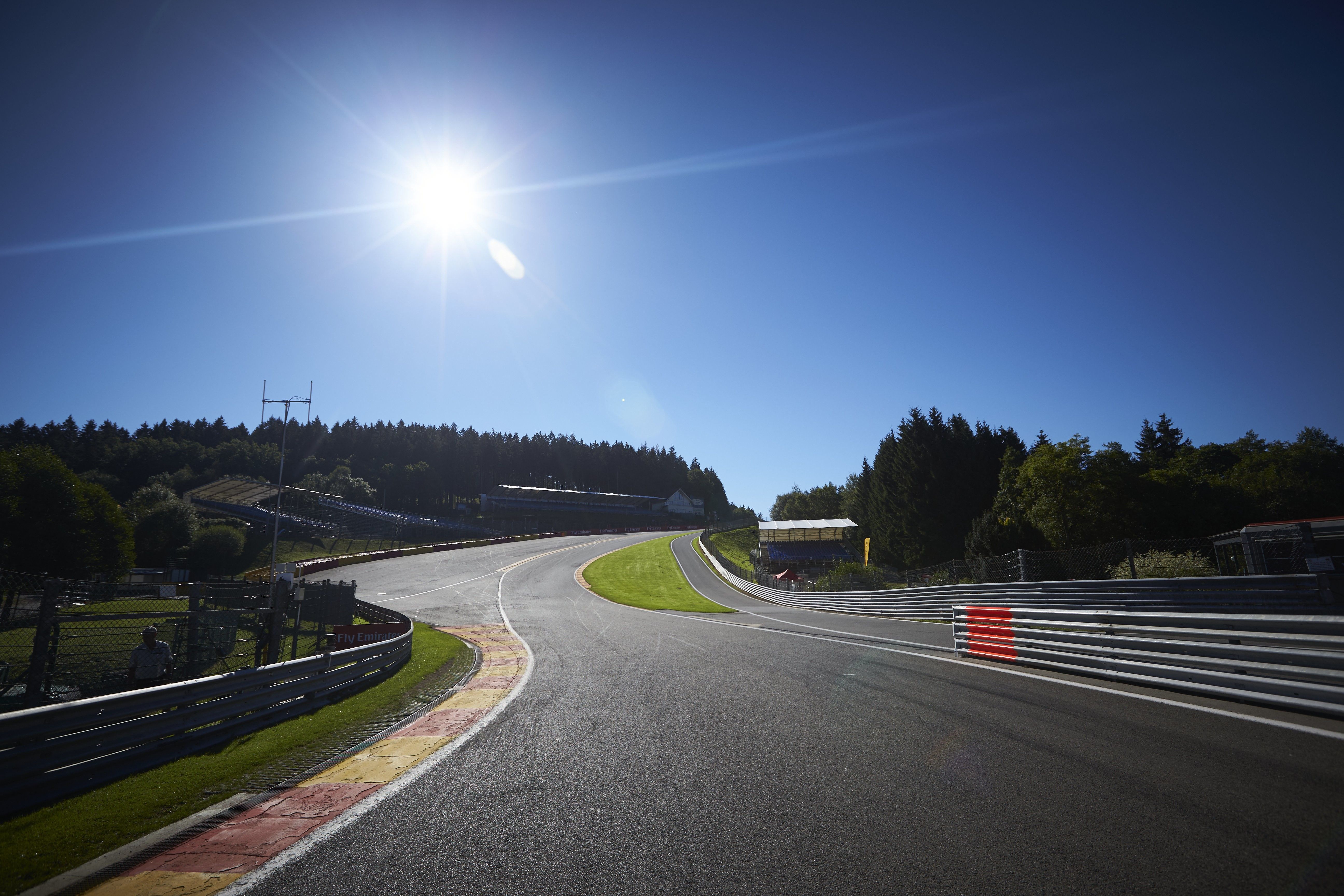 Трассе старт. Spa Francorchamps Eau rouge. Красная вода спа Франкоршам. Бельгия трасса ф1 2019. Поворот Eau rouge.